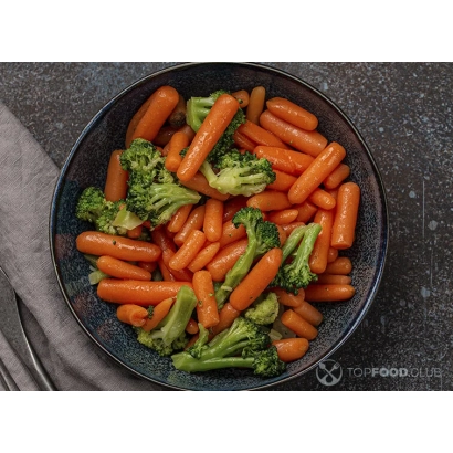 Сваренная морковь и брокколи в черной тарелке - Карболи