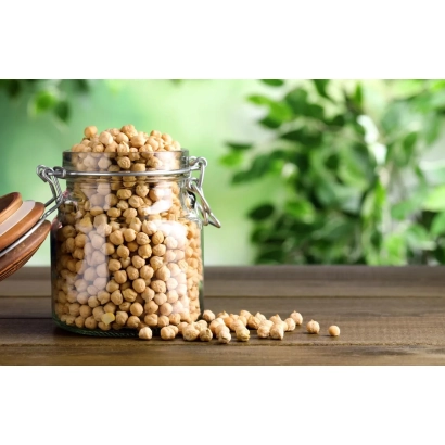 Банка з нут на дерев'яній поверхні - Достаток