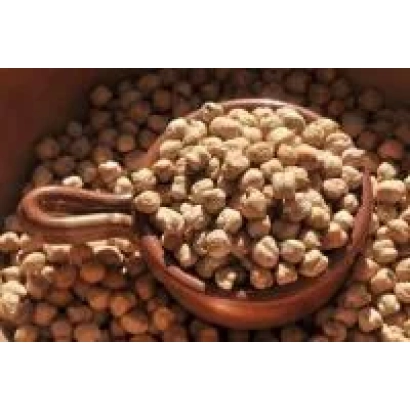 Нут у дерев'яній лопатці на фоні зерна - НУТ ЄС Алунт