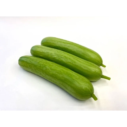 Три зеленых огурца на белом фоне - АИСИ