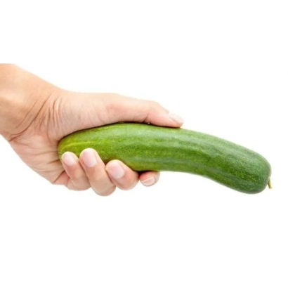 Рука держит свежий огурец на белом фоне. - АКТИВИСТ