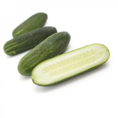 Три огурца и один разрезанный пополам на белом фоне - БЕРНШТАЙН