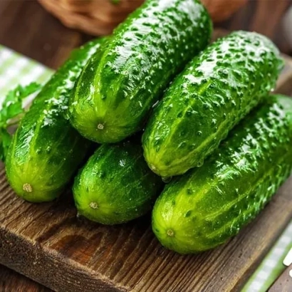 Свіжі огірки сорту ЕЛЬФ на дерев'яній дошці