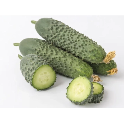 Свежие огурцы РОНЕЛЛ на белом фоне, один разрезан пополам