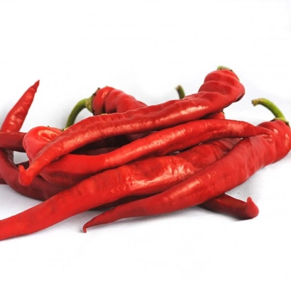 Красные перцы Ацтек на белом фоне