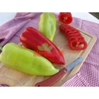 Красный и зеленый перец на деревянной доске - БЕЯ F1