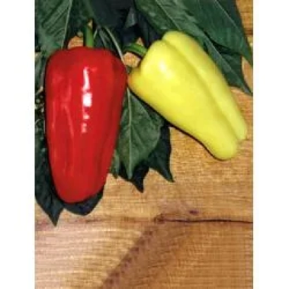 Красный и желтый перец на деревянной доске с листьями - Цыган F1