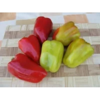 Красные и зелёные перцы на деревянной доске - Ева