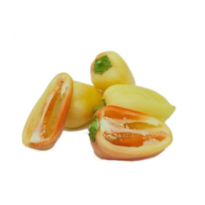 Желтый перец, нарезанный и целый, на белом фоне - ФАРОН