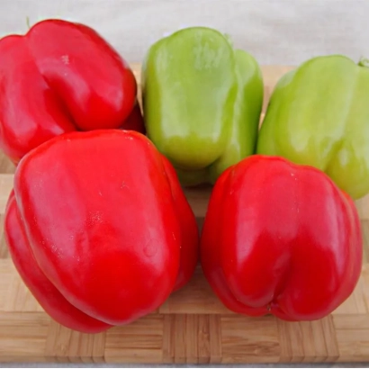 Красные и зеленые перцы на деревянной доске - Присцила