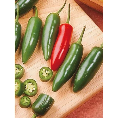 Свіжі переці СЕРЕНО на дерев'яній дошці з нарізаними шматочками