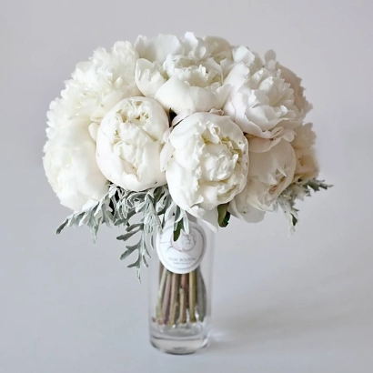 Букет білих піонів у скляній вазі - Ніжність