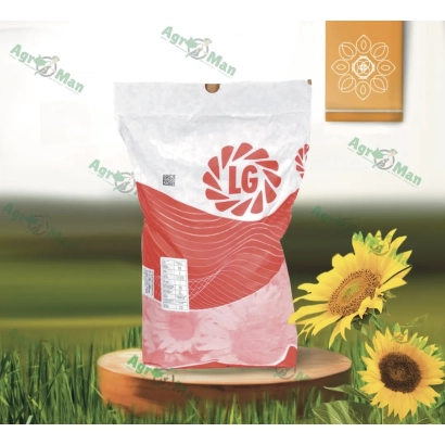 Пакет з насіння соняшника на фоні поля з соняшників - КЛ 549 НО