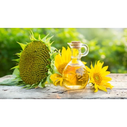 Солнечник, масло в бутылке и цветы на деревянной поверхности - Маршал