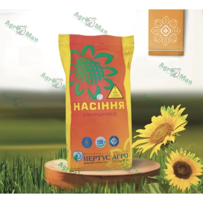 Пакет семян подсолнечника НС Х 496 на деревянной подставке с подсолнухами на фоне