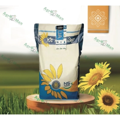 Пакет семян подсолнечника НС-Х-6042 на деревянной подставке с подсолнухами на фоне