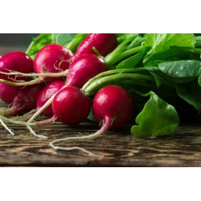 Свіжий редис із зеленими листками на дерев'яній поверхні - Левина