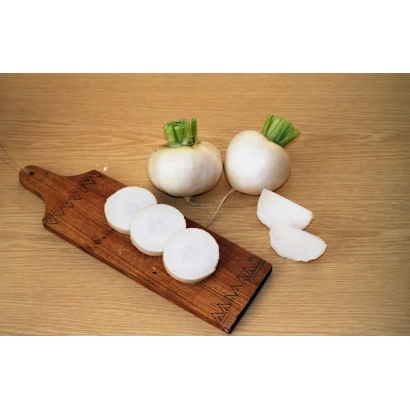 Свежий редис на деревянной доске с нарезанными кружочками - Саша