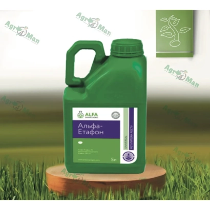 Зеленая канистра с этикеткой «Альфа Етафон» на деревянном подставке на фоне травы - АЛЬФА ЭТАФОН