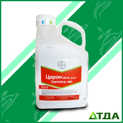 Бутылка с регулятором роста Церон 480SL на зеленом фоне