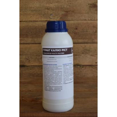 Бутылка с продуктом ГУМАТ КАЛИЮ-АГРО на деревянном фоне