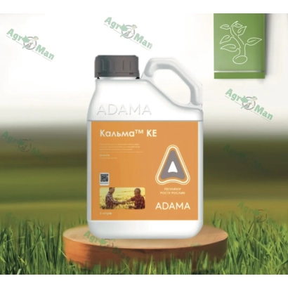 Бутылка с продуктом КАЛЬМЬО™ KE на деревянной подставке на фоне травы - КАЛЬМА