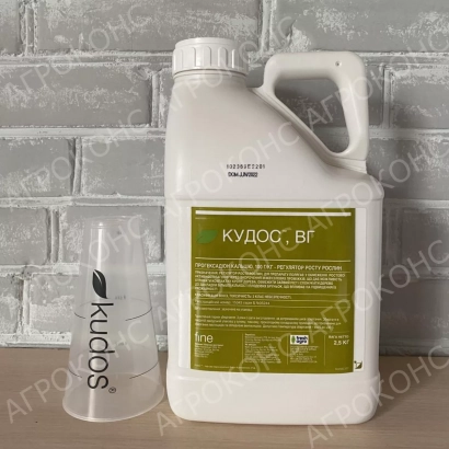 Бутылка с регулятором роста Кудос на фоне кирпичной стены