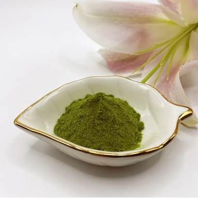 Зеленый порошок в белой чашечке с розовой лилией на фоне - Порошок экстракта морских водоростей