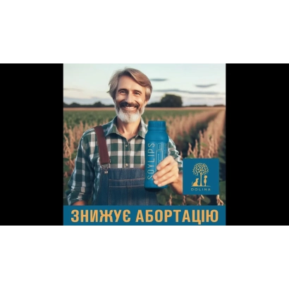 Мужчина держит синий пакет с продуктом SoyLips на фоне поля.