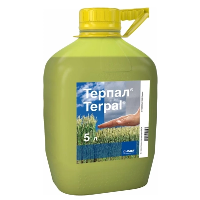 Желтая канистра с продуктом Терпал на фоне зеленого поля