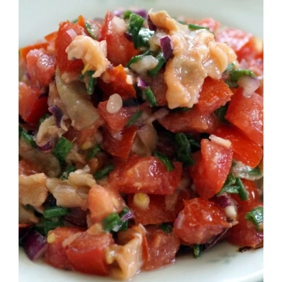 Салат из помидоров, огурцов и зелени на белой тарелке - Ломерия