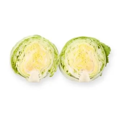 Два куска салата Платинас на белом фоне