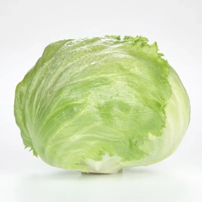 Свежий салат Сантаринас на белом фоне