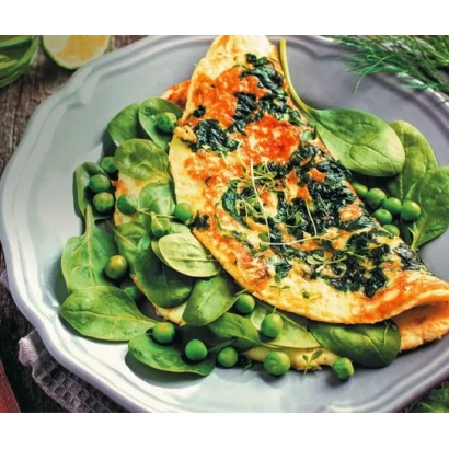 Омлет со шпинатом и горошком на тарелке - Переможець