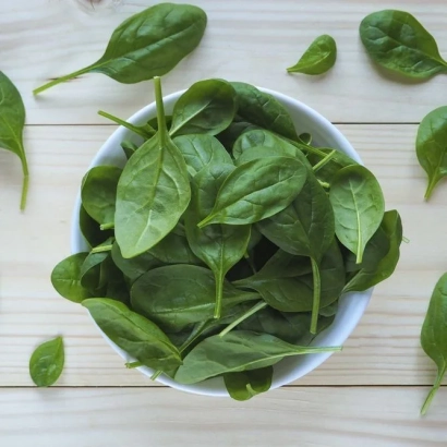 Бowl с свежим шпинатом на деревянной поверхности - Rembrandt