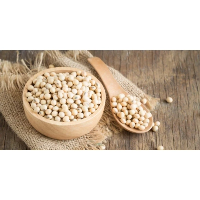 Соя в деревянной миске и ложке на льняной ткани - ДИВА