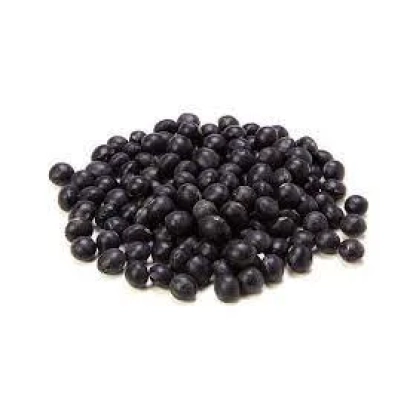 Черные соевые бобы на белом фоне - Смолянка