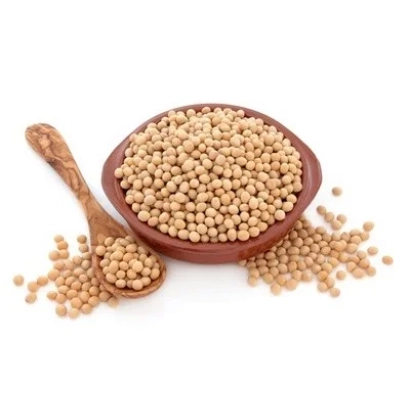 Соя в деревянной миске с ложкой и рассыпанными зернами - Срибна