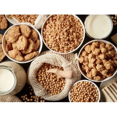 Соя в мисках и на ткани - Волонтерка