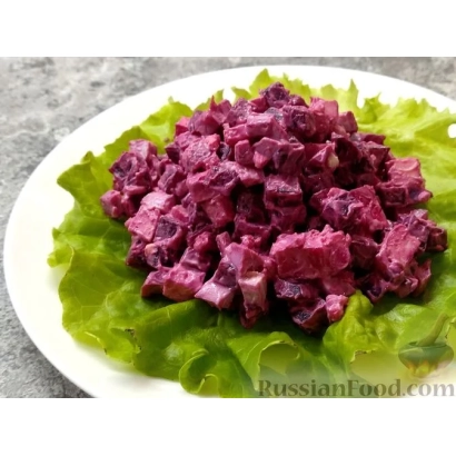 Нарезанная свекла на листьях салата - Салатная