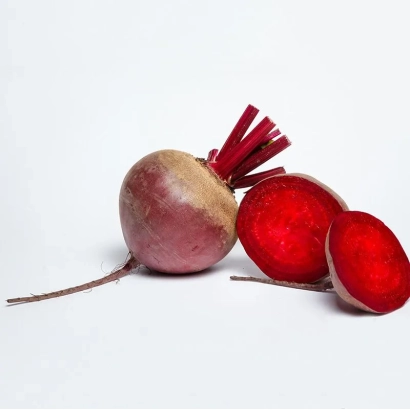Свекольный корнеплод с нарезанным срезом на белом фоне - Воевода