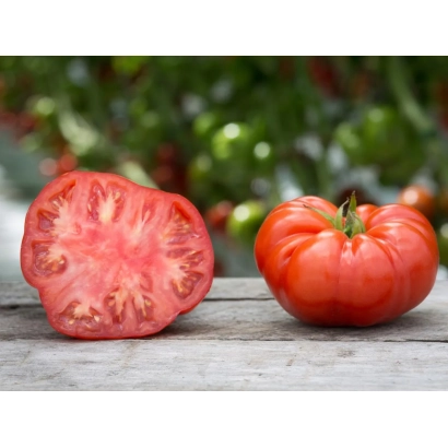 Свежий томат сорта АФАНАСИЙ на деревянной поверхности