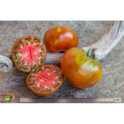 Срезанные и целые помидоры сорта Альмерия на деревянной поверхности