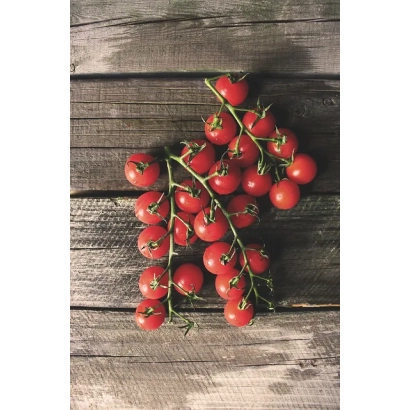 Свежие томаты на ветке, расположенные на деревянной поверхности - БАЯДЕРКА