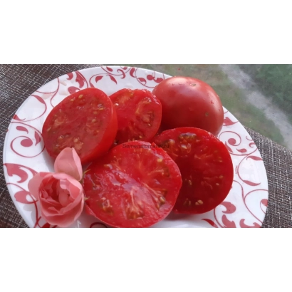 Срезанные помидоры сорта Бернская Роза на тарелке