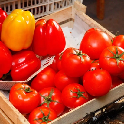 Кошик з червоними та жовтими помідорами - ЧЕСМА