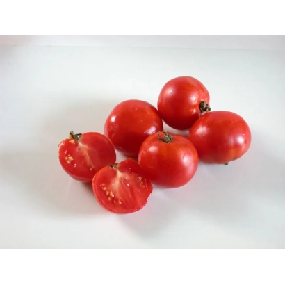 Червоні помідори Євгенія на білому фоні