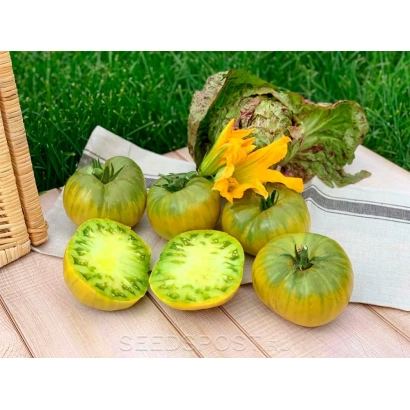 Зеленые томаты с цветком и разрезанным плодом на деревянной поверхности - ФИСТАШКОВЫЙ ВЕЛИКАН