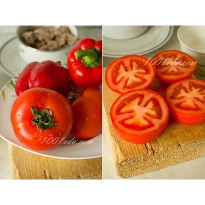 Свежие красные томаты на деревянной доске и тарелке - ГРЕЗЫ ПРОВАНСА