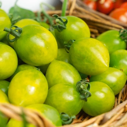 Зеленые томаты ГРИНЧ в плетеной корзине